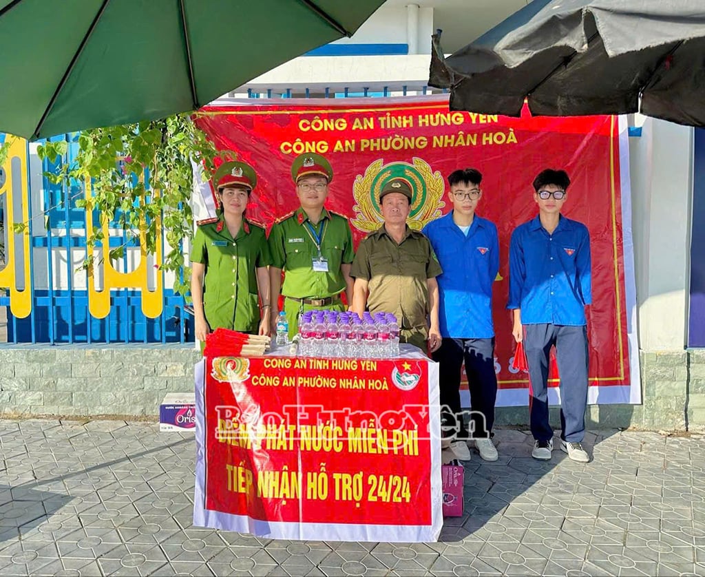 Các chiến sĩ Công an và thanh niên tình nguyện phường Nhân Hoà (thị xã Mỹ Hào) đến điểm thi sớm để hỗ trợ thí sinh và người nhà thí sinh
