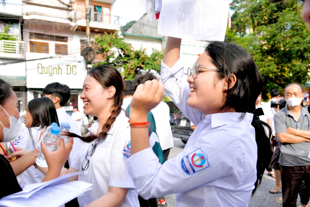 Thí sinh điểm thi Trường THPT Lê Hồng Phong (thành phố Hà Giang) phấn khởi khi hoàn thành bài thi Toán (Ảnh: Mộc Lan).