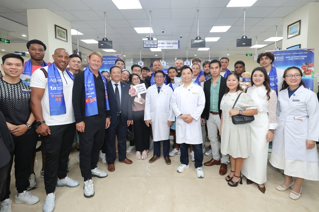 Huyền thoại Manchester Reds trải nghiệm công nghệ phục hồi chấn thương tại Bệnh viện Tâm Anh - 1