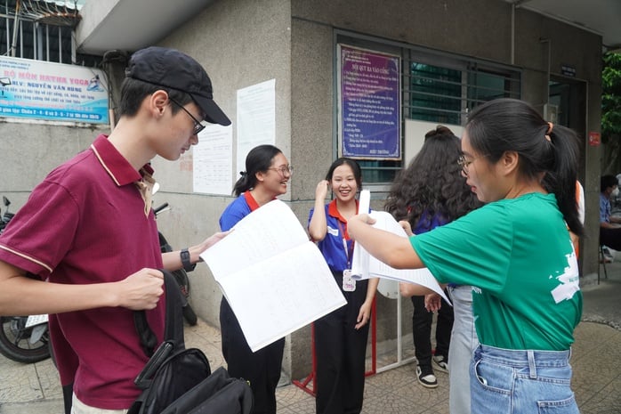 Túc trực tại điểm thi, cô hiệu phó lo lắng điểm danh từng học sinh của mình- Ảnh 1.