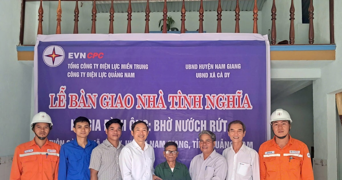 Компания Quang Nam Electricity Company вручает дома в знак благодарности коммуне Ка Ди
