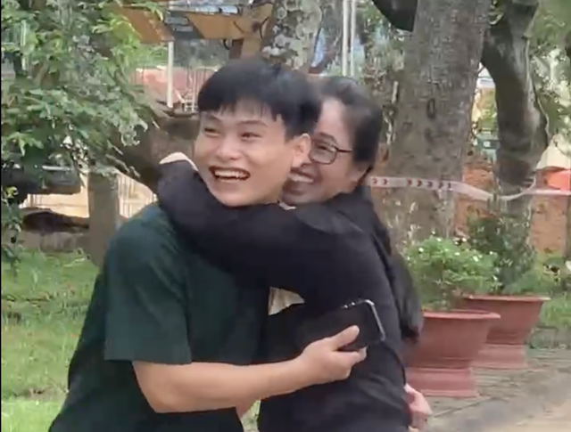 Những người mẹ vùng biên Kon Tum cùng con thi tốt nghiệp - Ảnh 4.