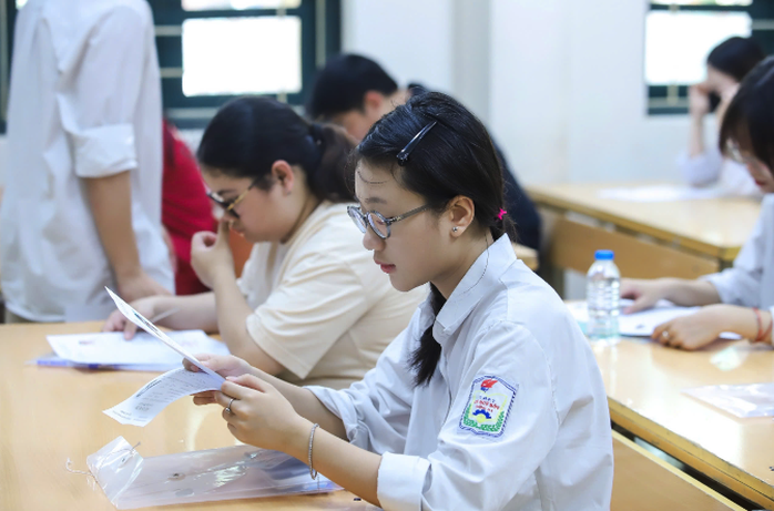 Kỳ thi THPT 2025: Thí sinh đến sớm dự thi ngữ văn, đón xem gợi ý giải đề- Ảnh 2.