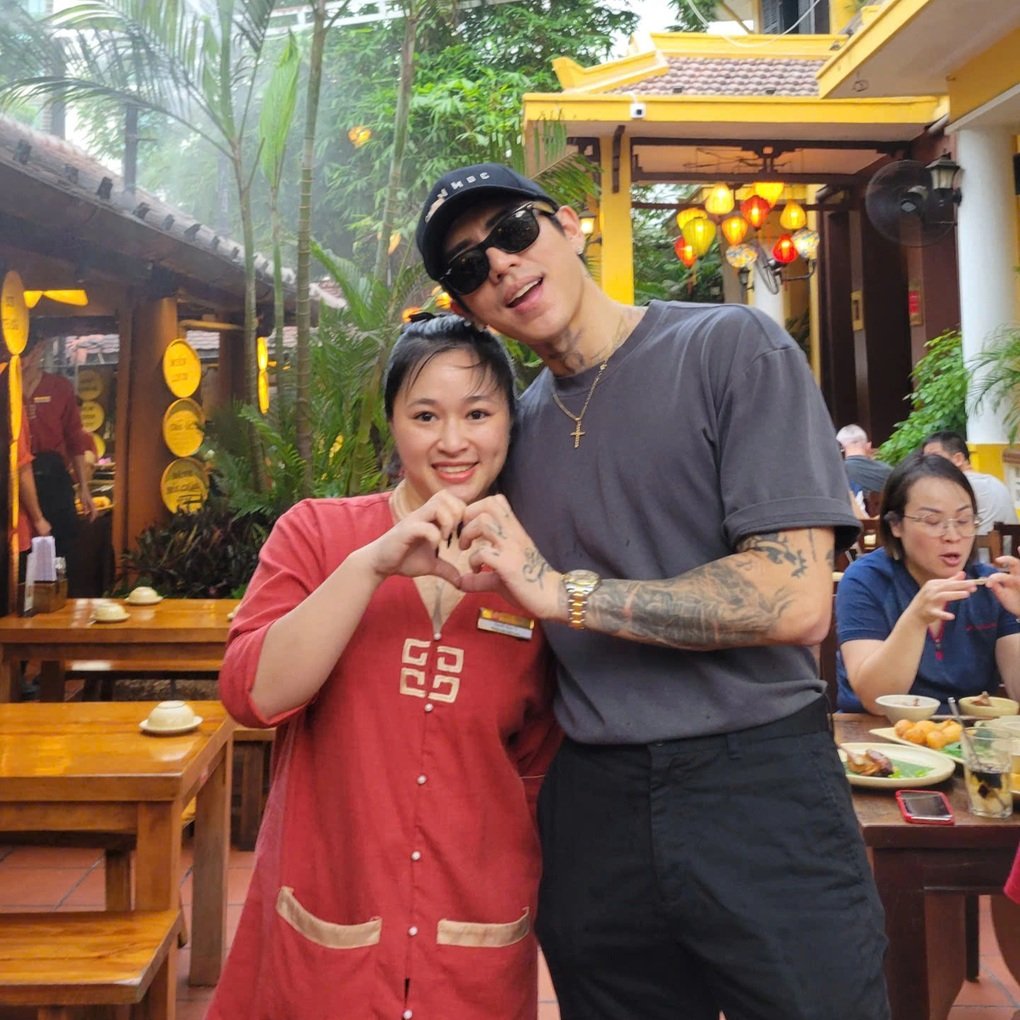 Sao Hàn Quốc thích thú ăn bánh xèo, chả cá khi đến Hà Nội biểu diễn - 1