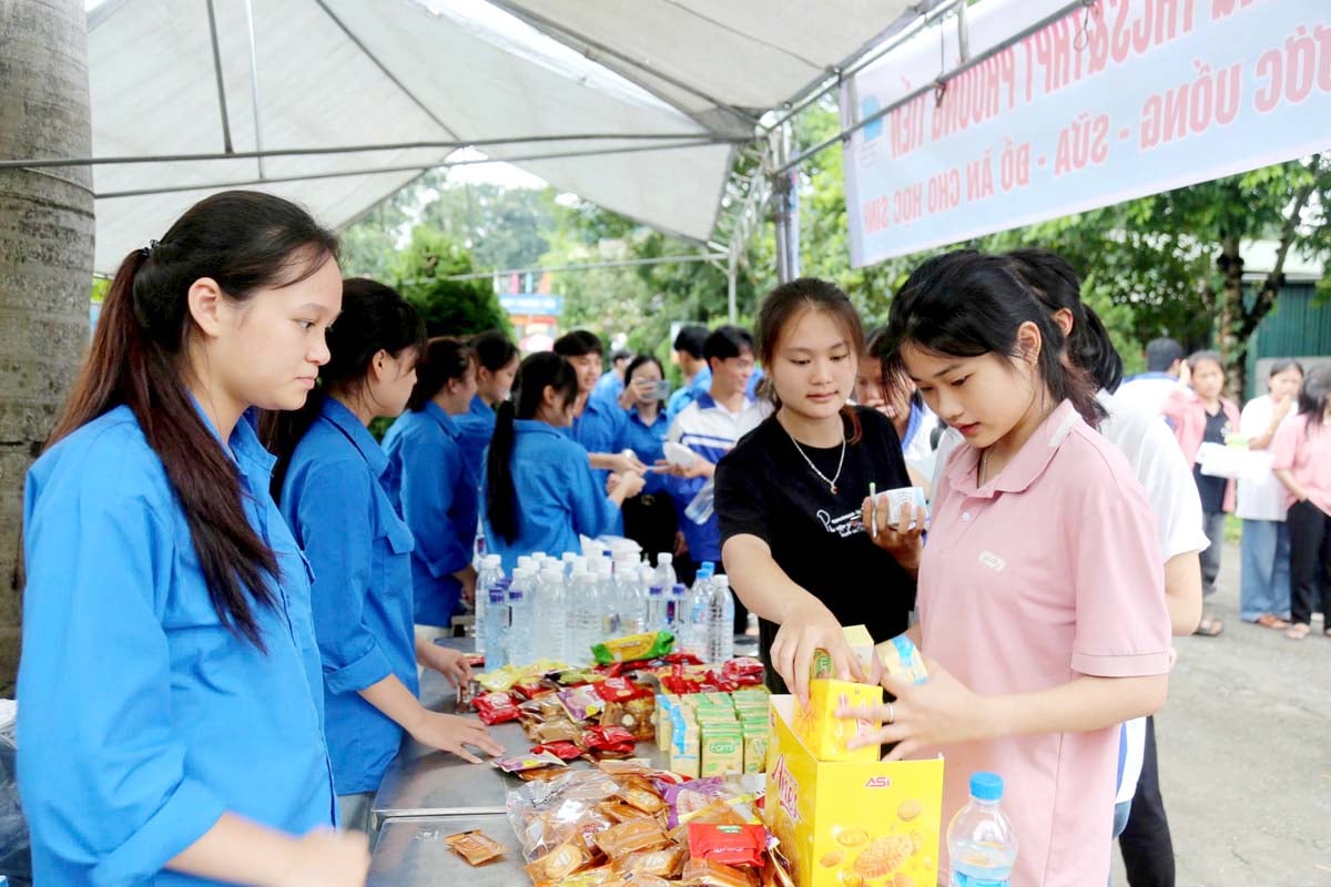 Hoạt động tiếp sức mùa thi tại các điểm thi.