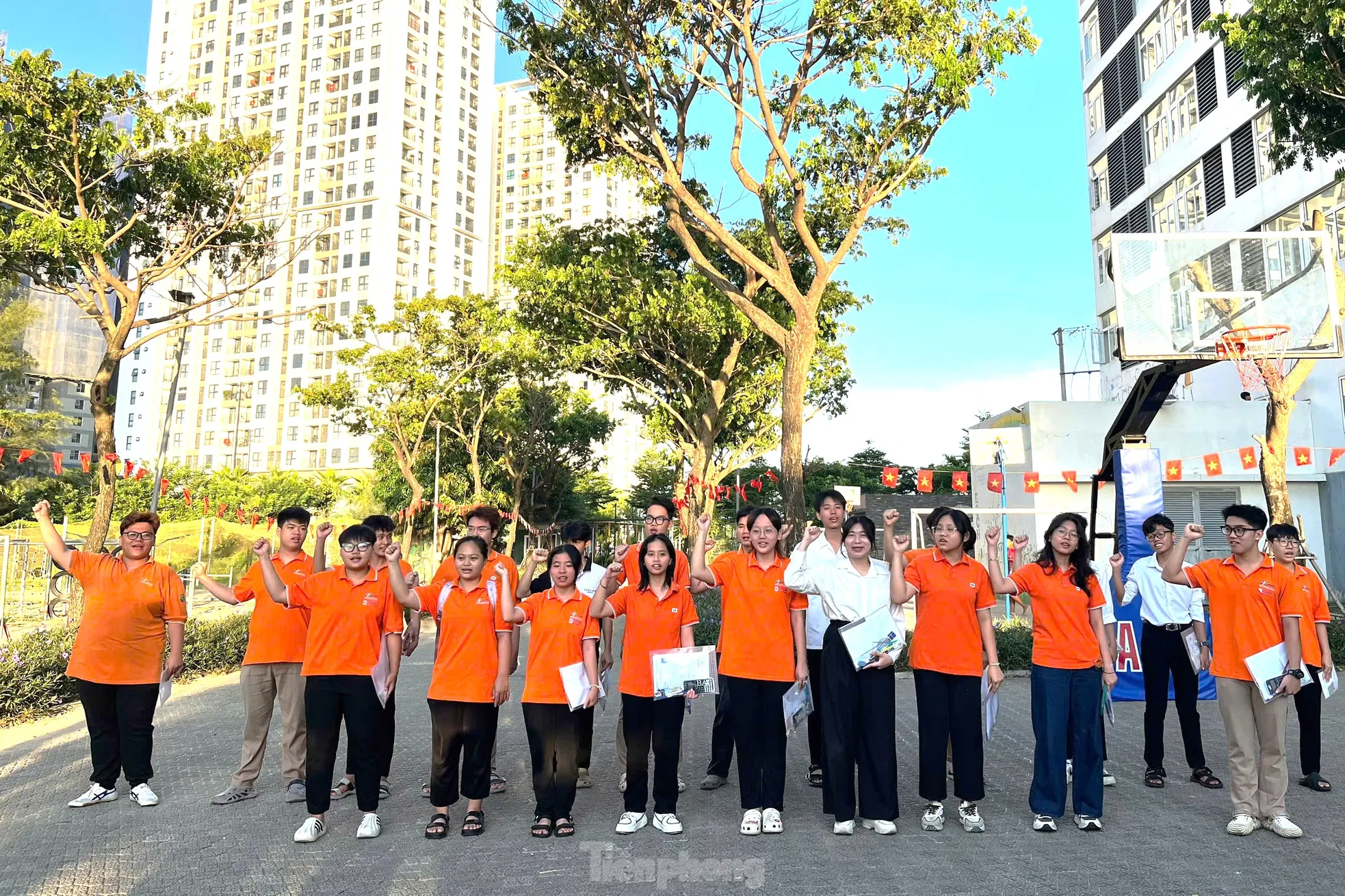 Big family takes 21 special students in Da Nang to photo contest 1