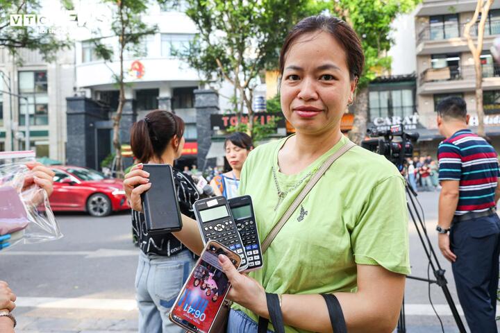 Chị Vương Thị Lan chuẩn bị máy tính cầm tay dự phòng.