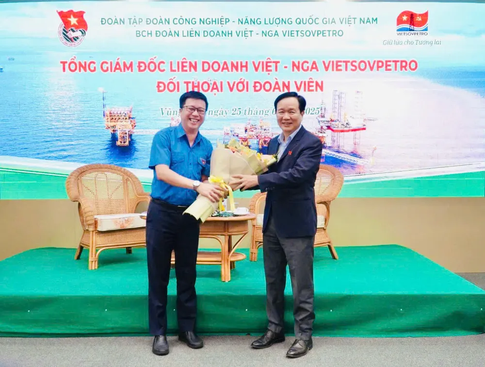 Le directeur général de Vietsovpetro, Vu Mai Khanh, s'entretient avec les membres du syndicat et les jeunes