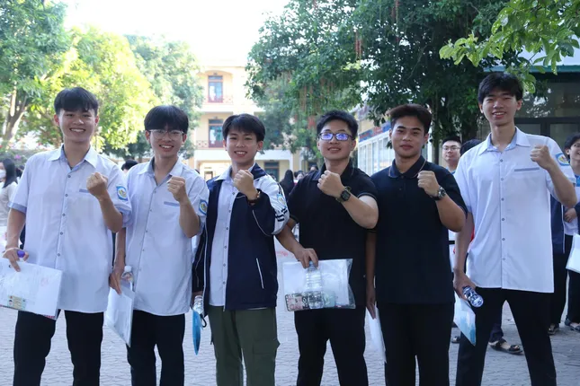 សិស្សជិត 1.15 លាននាក់ឆ្លងផុតការប្រឡងចក្រពត្តិ៖ សំណួរប្រឡងផ្ទាល់ ការដោះស្រាយសំណួរអក្សរសាស្ត្រ រូបថតទី 2