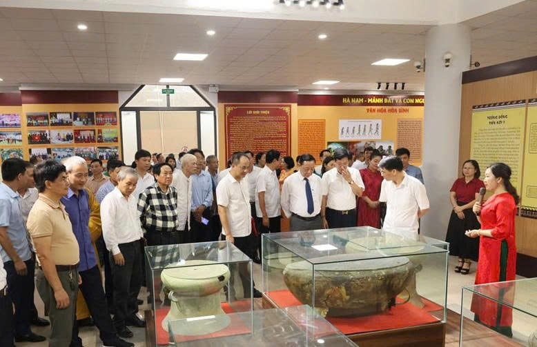 Các đại biểu tham quan gian trưng bày trống đồng tại Bảo tàng tỉnh.