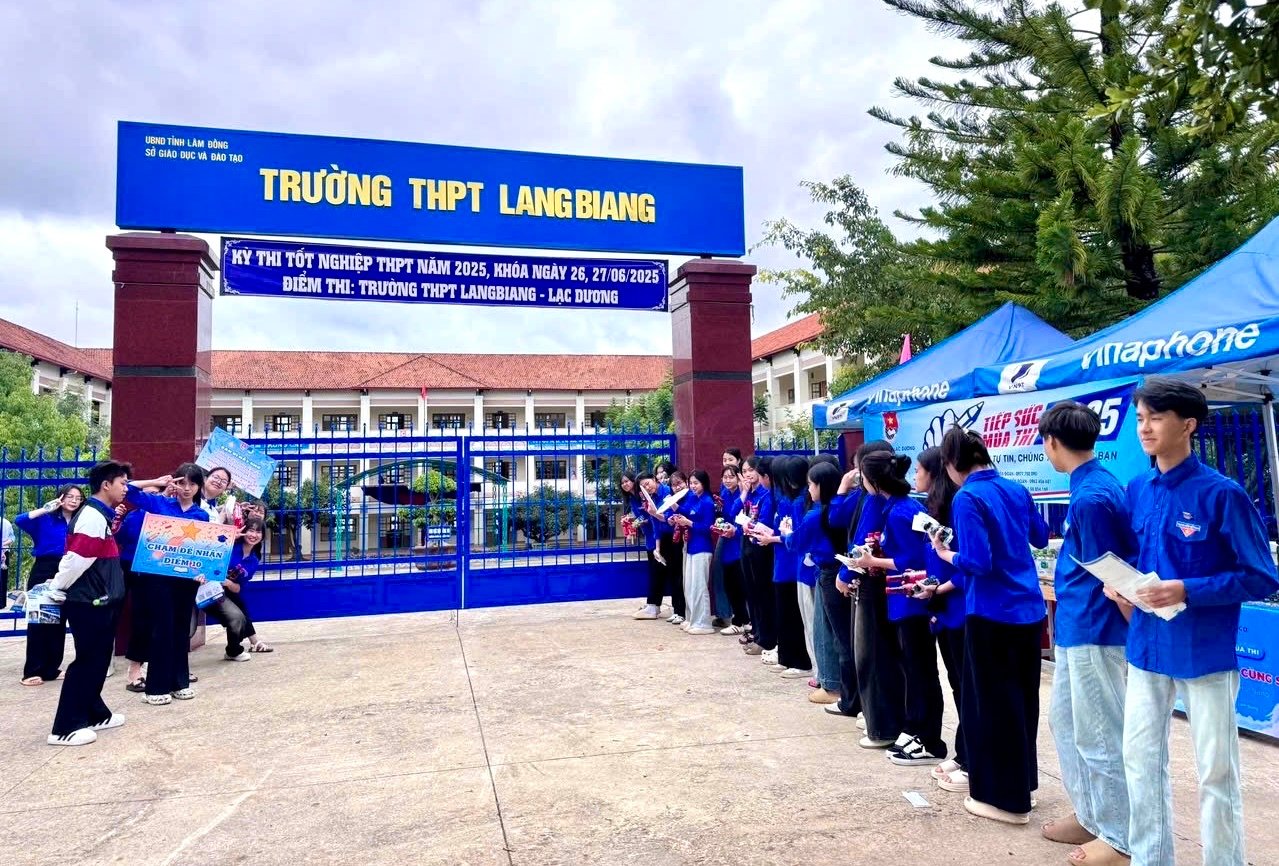ทีมสนับสนุนการสอบเยาวชน Lac Duong ที่สถานที่สอบของโรงเรียนมัธยม Lang Biang