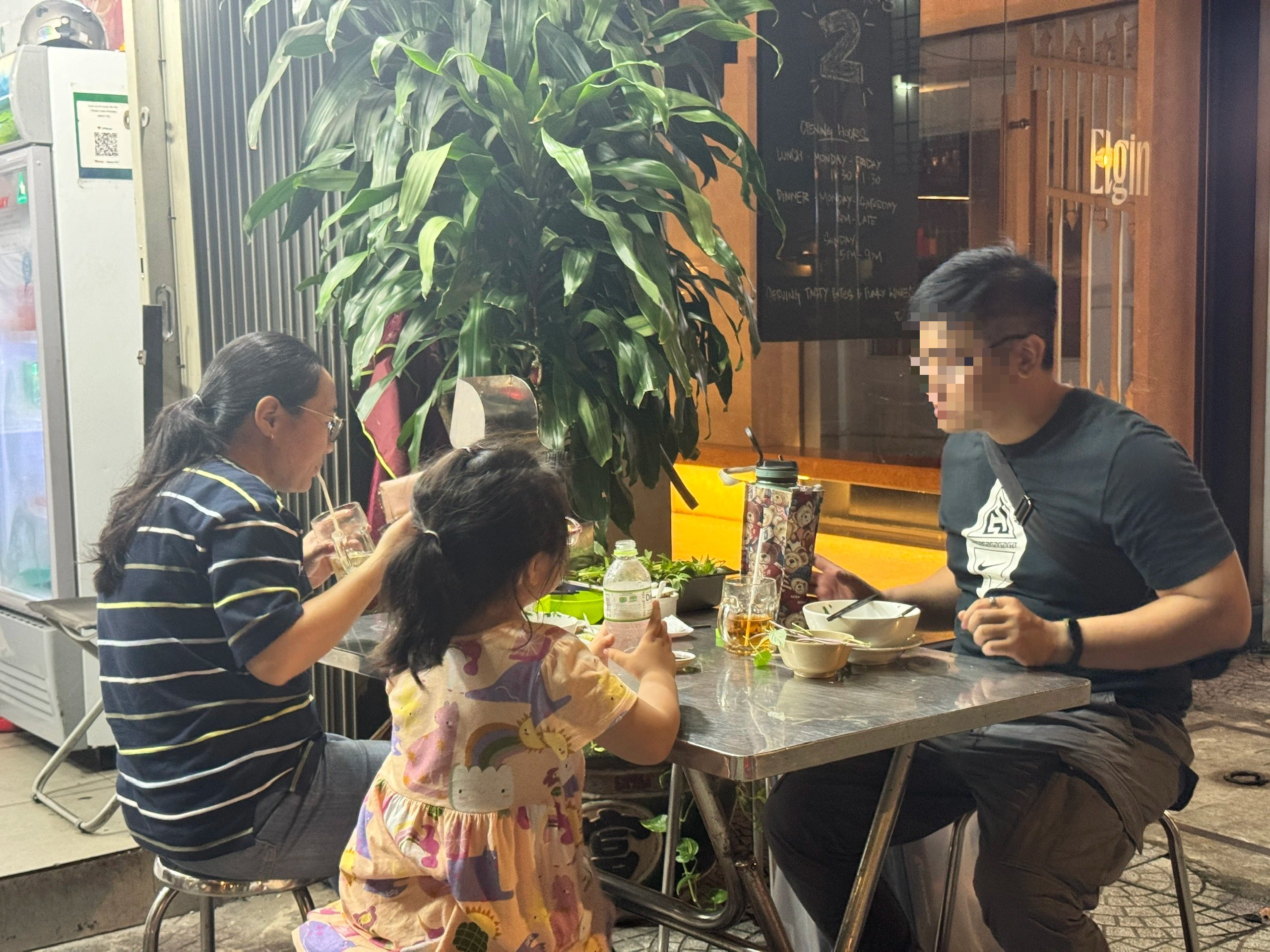 Quán quen ở TP.HCM bất ngờ không nhận chuyển khoản, khách… về nhà lấy tiền đến trả - Ảnh 1.