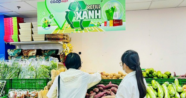 Mang túi môi trường để mua sắm sẽ được Co.opmart tặng ngay rau củ xanh