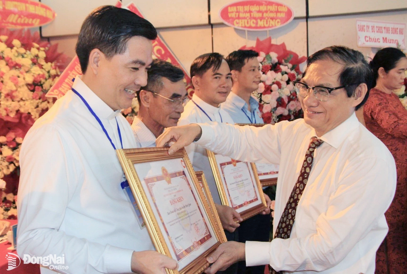 Phó chủ tịch UBND tỉnh Nguyễn Sơn Hùng trao bằng khen của UBND tỉnh cho các tập thể có thành tích xuất sắc trong phong trào thi đua yêu nước, sống tốt đời, đẹp đạo giai đoạn 2020-2025. Ảnh: Nga Sơn