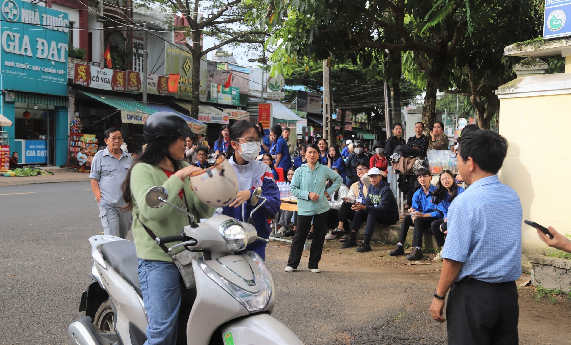 Phụ huynh chở con em đến các điểm thi vào sáng 26/6