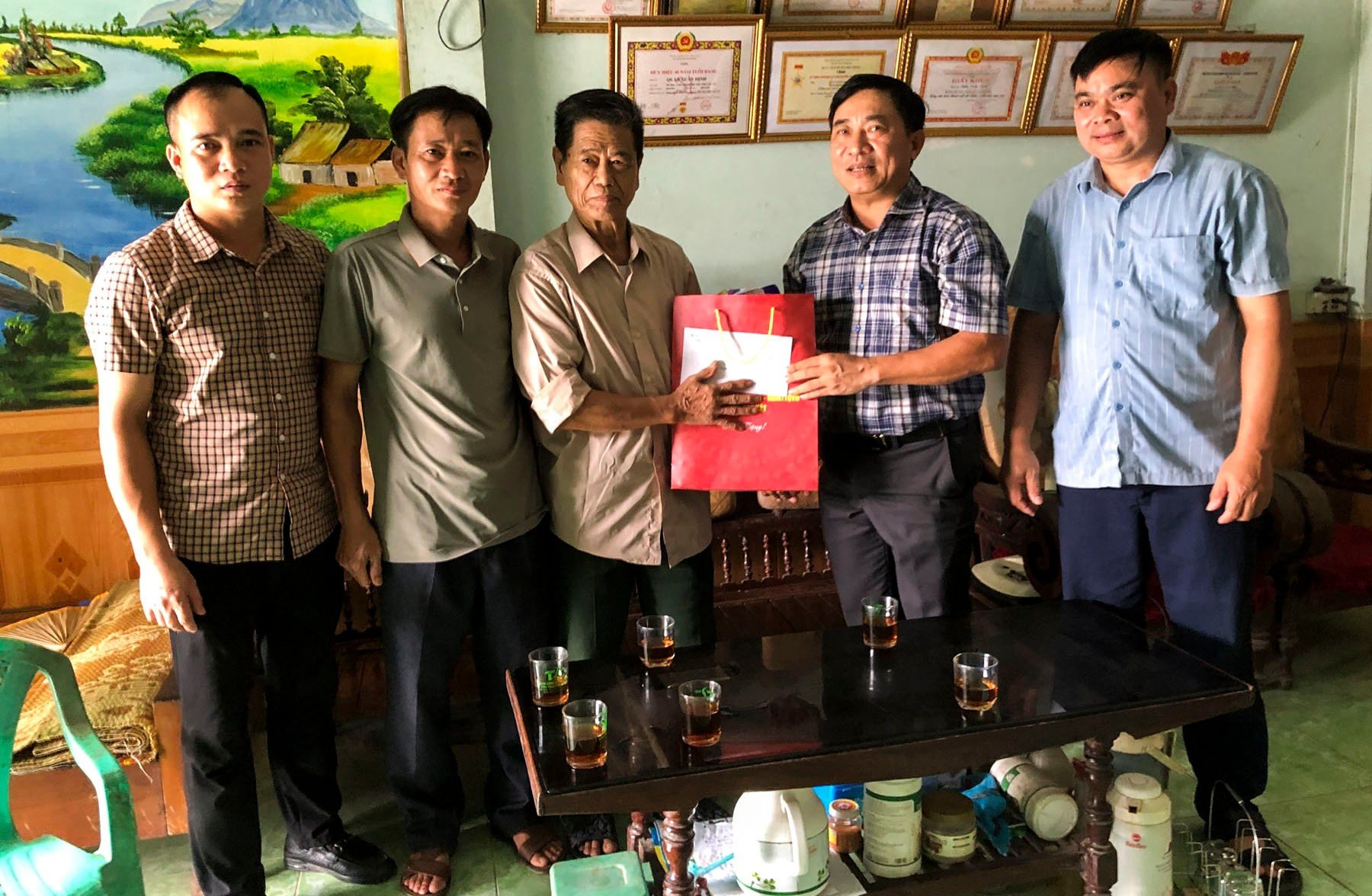trao-qua-cho-ong-quan-xuan-thinh-thon-km4-xa-ban-vuoc.jpg