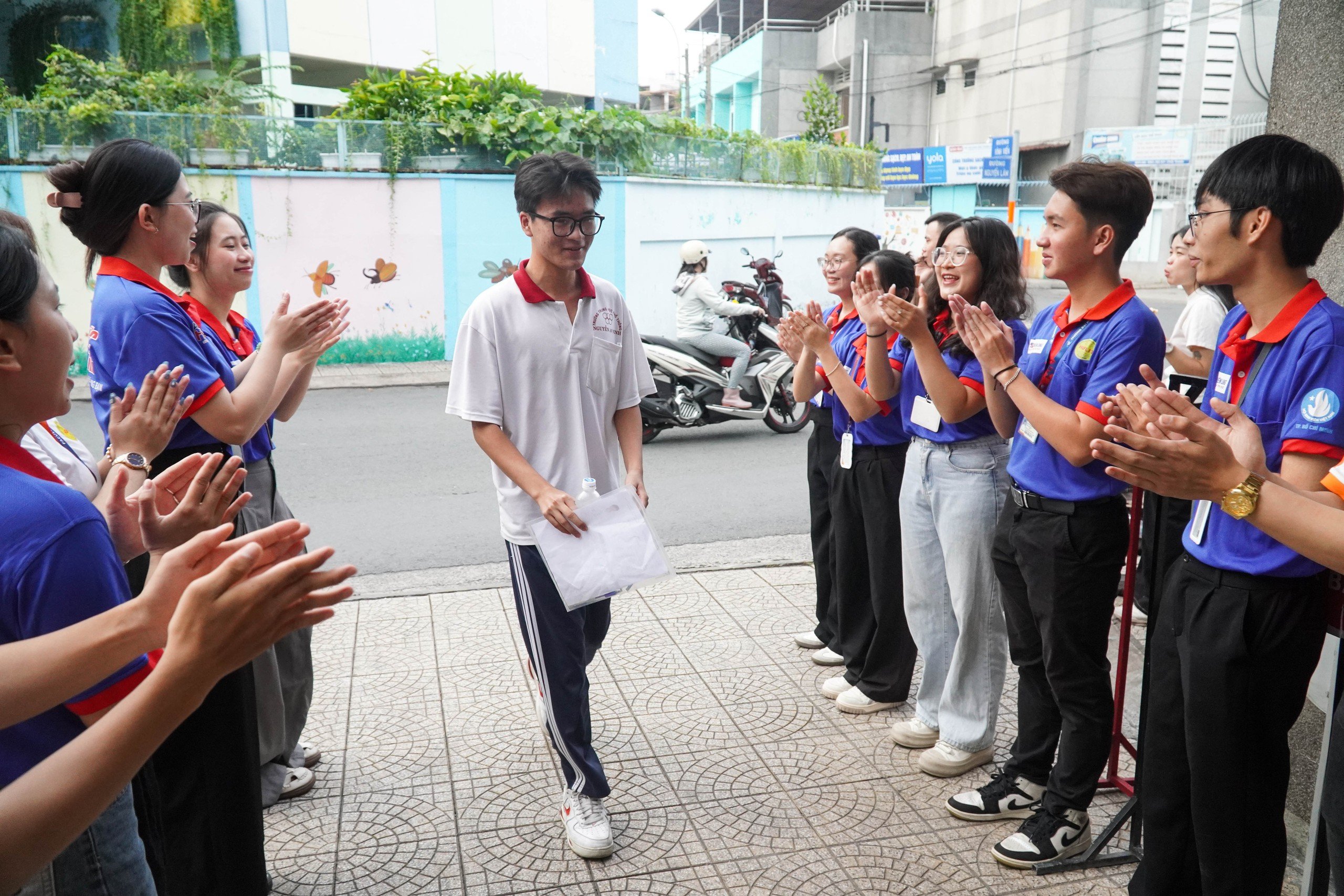 Thi tốt nghiệp THPT 2025: Khoảnh khắc "tan chảy" của thí sinh và phụ huynh trước "giờ G" - Ảnh 9.