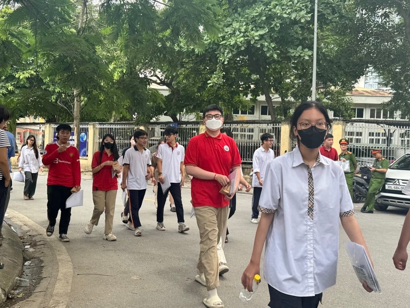 Thí sinh đánh giá bài thi Toán tốt nghiệp THPT khó đạt điểm cao ảnh 1