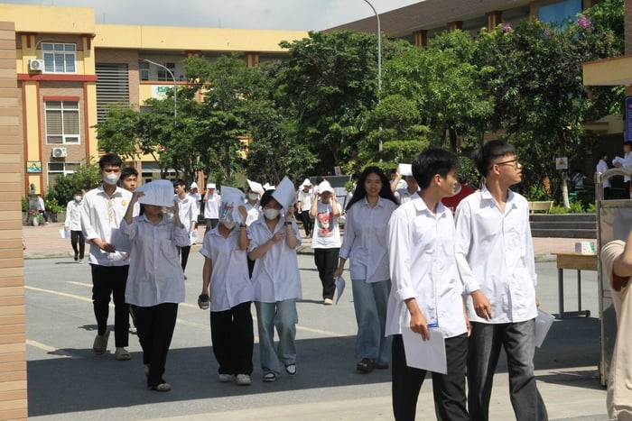 Thi tốt nghiệp THPT 2025: Thí sinh nhận xét đề thi Ngữ văn mang đậm tính thời sự- Ảnh 1.