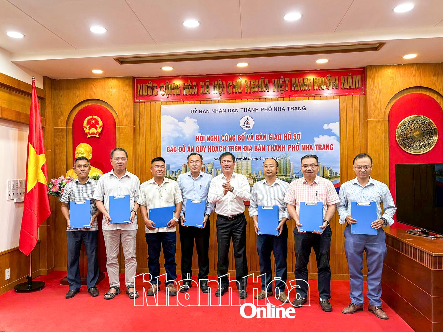 Leaders of Nha Trang City People's Committee handed over planning documents to agencies and units.