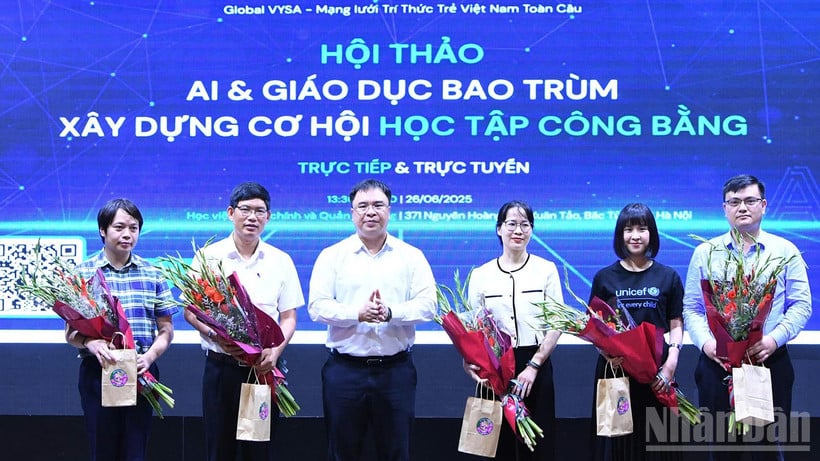 គណកម្មាធិការរៀបចំពិធីជូនផ្កាដល់វាគ្មិន និងតំណាងអង្គភាពពាក់ព័ន្ធនៃសិក្ខាសាលា។