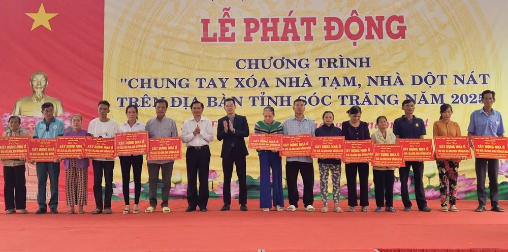 ผู้นำจังหวัดสกลนคร มอบที่อยู่อาศัยให้ประชาชน