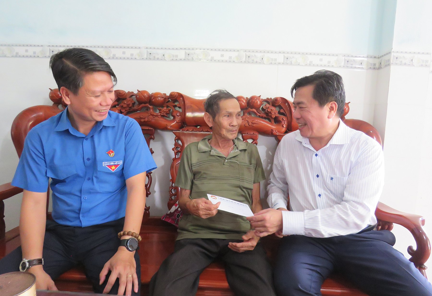 Thương binh Lê Văn Hữu ở phường Hòa Hiệp Nam (TX Đông Hòa) cảm ơn sự quan tâm chăm lo của Đảng, Nhà nước đối với người có công với cách mạng. Ảnh: THÚY HẰNG