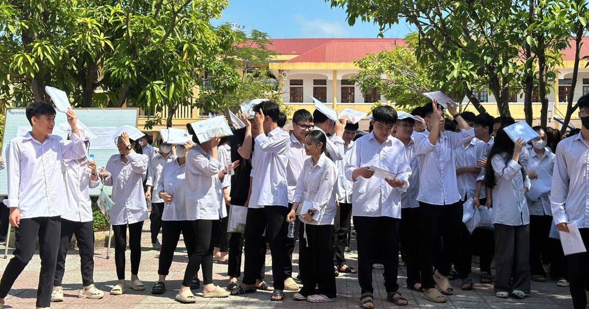 Female candidate fainted in the school yard after the literature exam