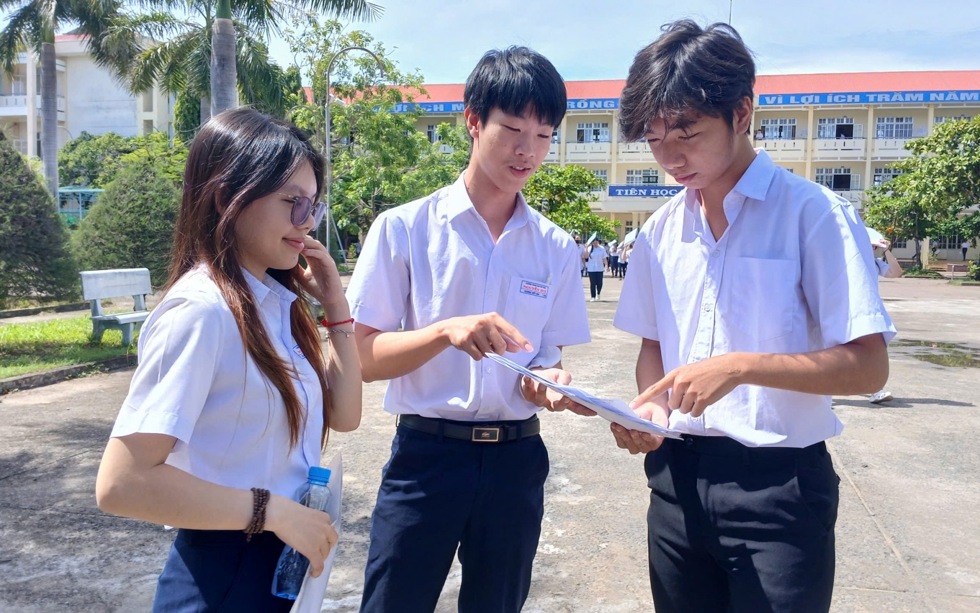 Candidatos de la Escuela Secundaria Nguyen Trai (ciudad de Tuy Hoa) discuten las preguntas del examen de Literatura tras finalizarlo. Foto: TRUNG HIEU