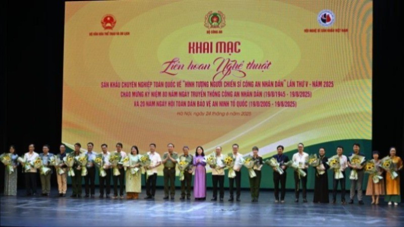 ผู้นำจากกระทรวงความมั่นคงสาธารณะและกระทรวงวัฒนธรรม กีฬา และการท่องเที่ยว มอบดอกไม้ให้กับคณะผู้แทน