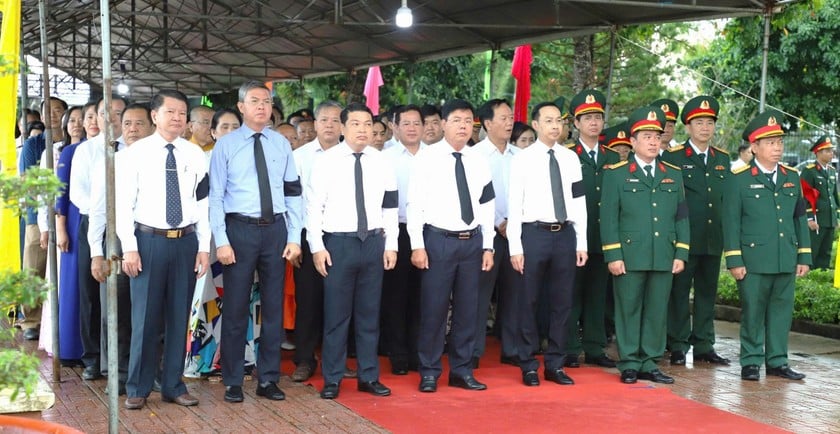 Đại biểu dự Lễ truy điệu, an táng hài cốt liệt sĩ quân tình nguyện và chuyên gia Việt Nam hi sinh tại Campuchia