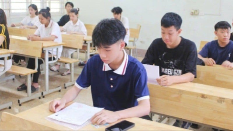 طلاب مدرسة لونغ نغوك كوين الثانوية، مدينة تاي نجوين، يكملون إجراءات الامتحان ويتعلمون لوائح الامتحان.