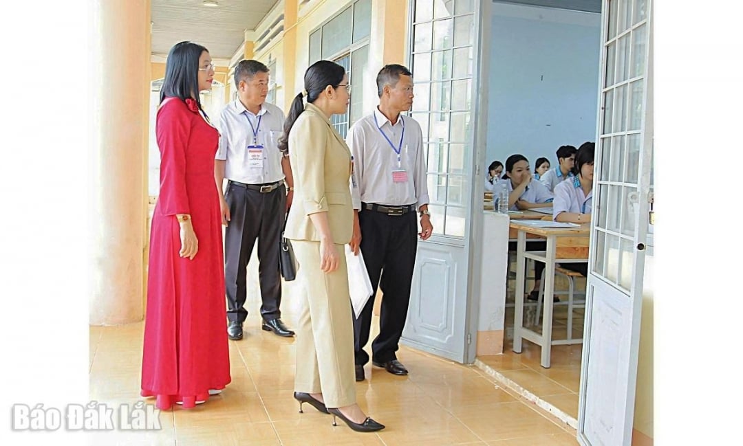 Đoàn kiểm tra kiểm tra công tác coi thi tại Điểm thi Trường THPT Trần Phú. 
