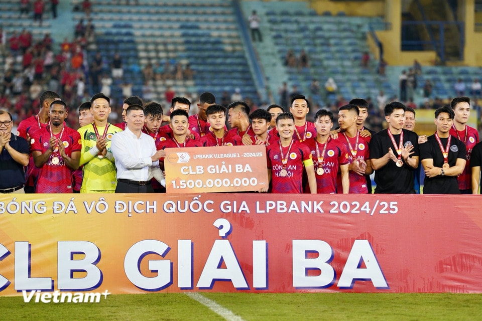 Quang Hai and teammates
