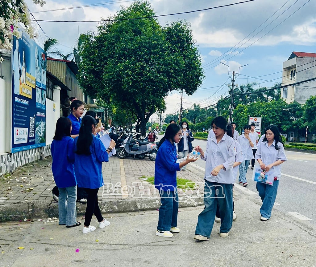 Đội thanh niên tình nguyện THPT Tô Hiệu (thành phố Hưng Yên) tặng nước thí sinh trước khi vào phòng thi 