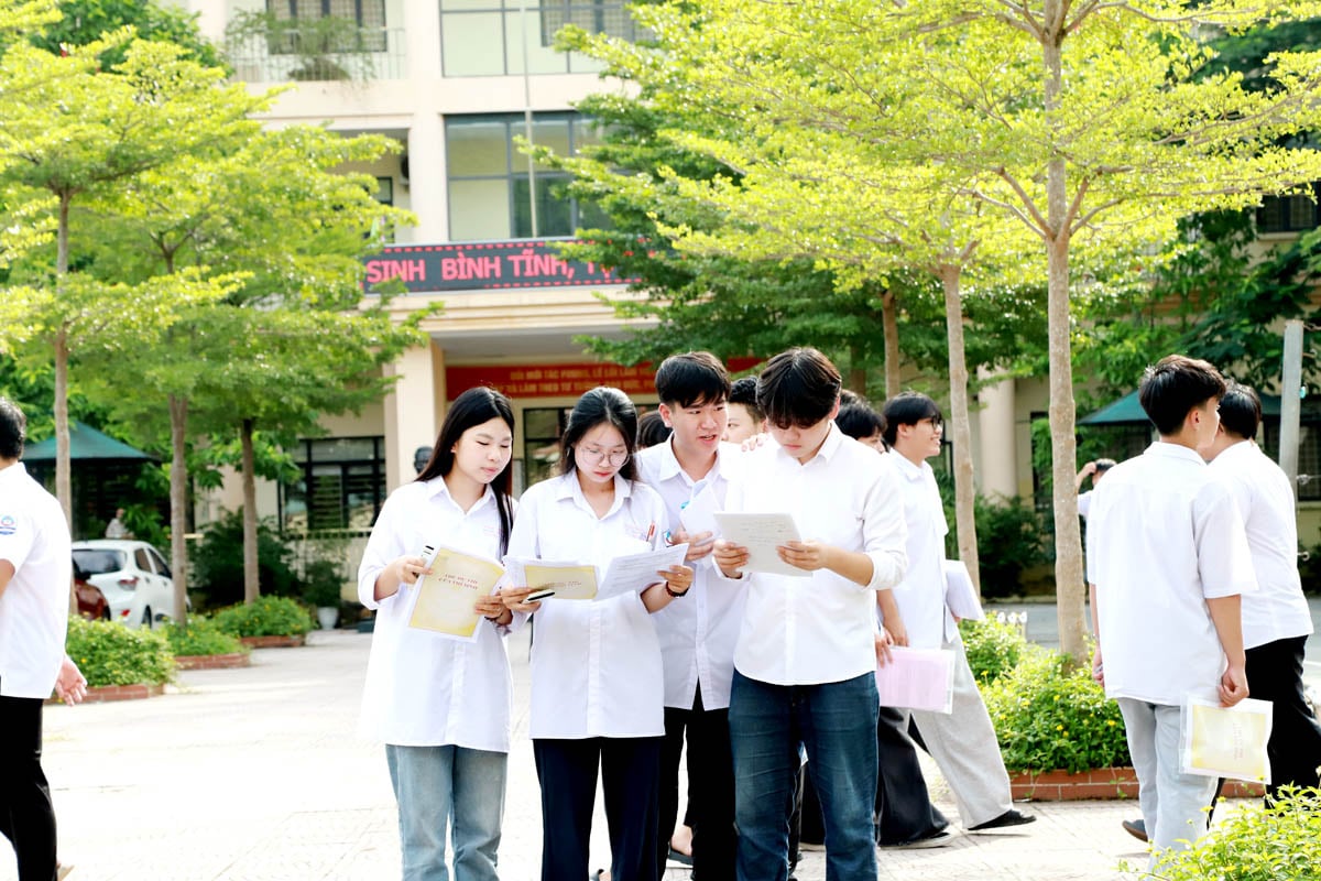 Các thí sinh tại điểm thi Trường THPT Lê Hồng Phong (TPHG) xem lại đề thi sau khi kết thúc môn thi Toán. Ảnh: Nguyễn Phương
