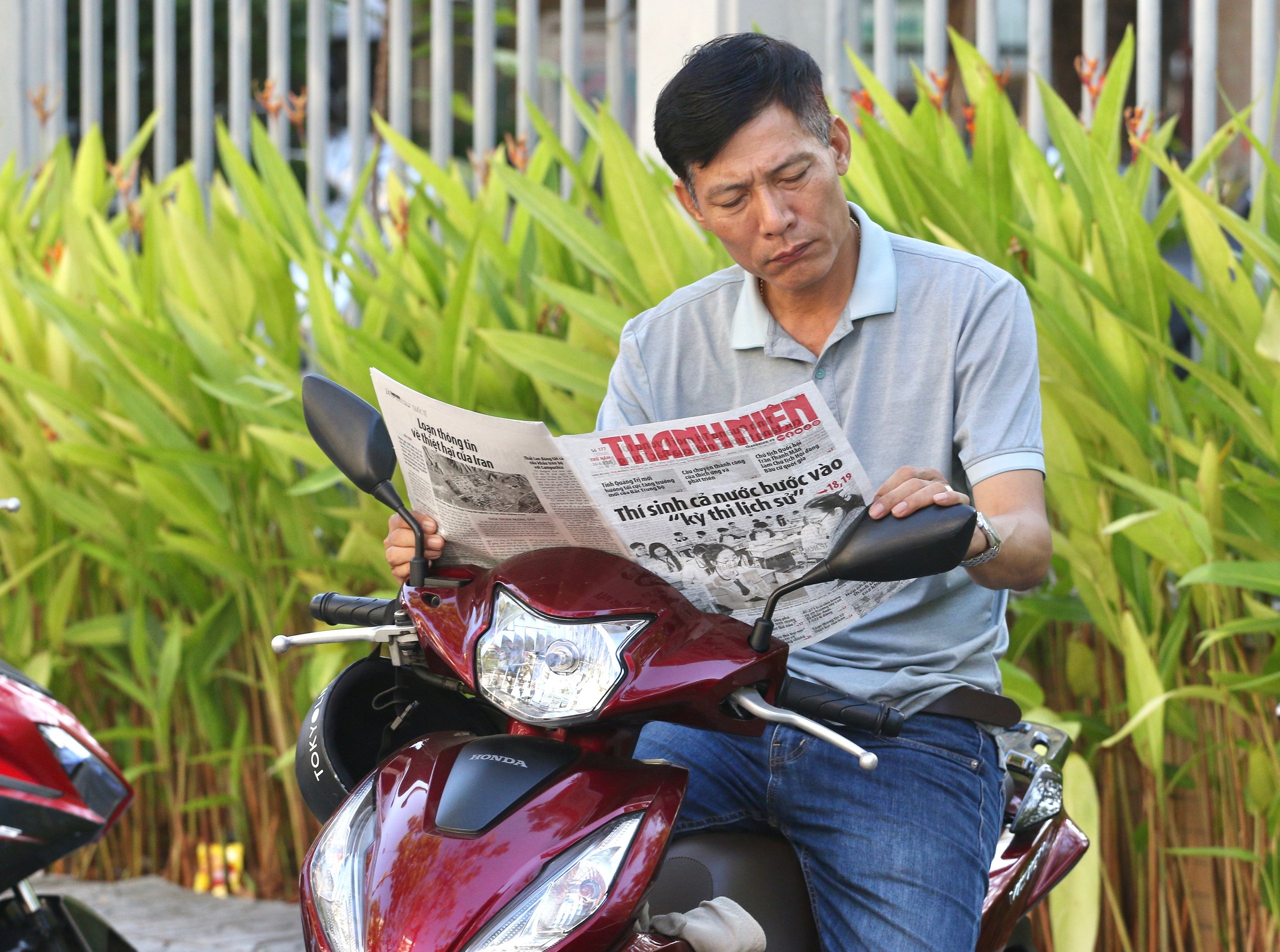 Phụ huynh 'đứng ngồi không yên' ở vỉa hè chờ con thi tốt nghiệp THPT- Ảnh 6.