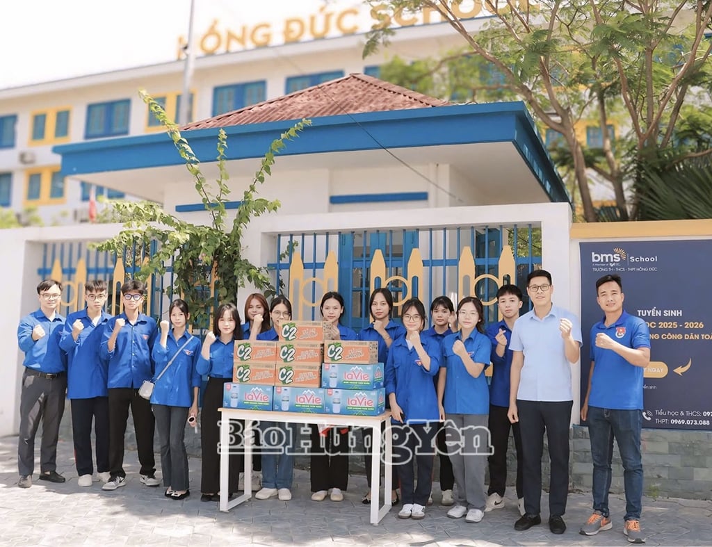 Tình nguyện viên động viên tinh thần, hỗ trợ thí sinh và người nhà thí sinh tại điểm thi THPT Hồng Đức (thị xã Mỹ Hào)