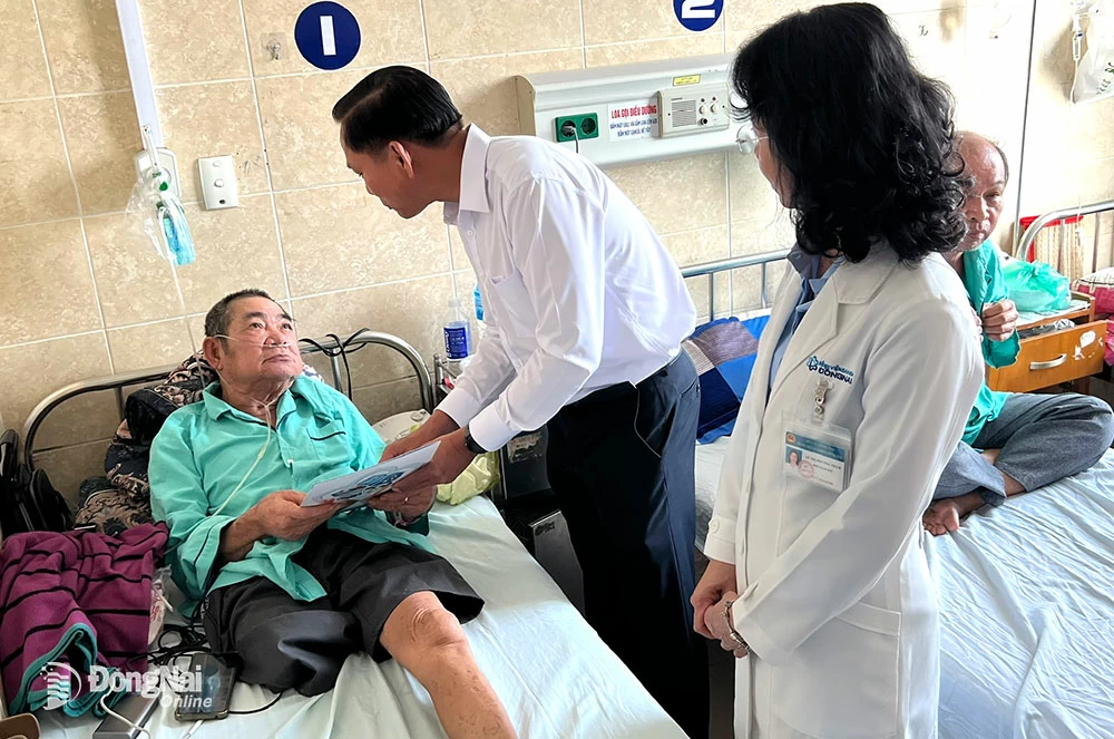 قدم ممثلو شركة دونج ناي للتأمين الاجتماعي هدايا للمرضى الفقراء الذين يتلقون العلاج بالتأمين الصحي في مستشفى دونج ناي العام بمناسبة رأس السنة القمرية الجديدة 2025. صورة توضيحية: ك. ليو