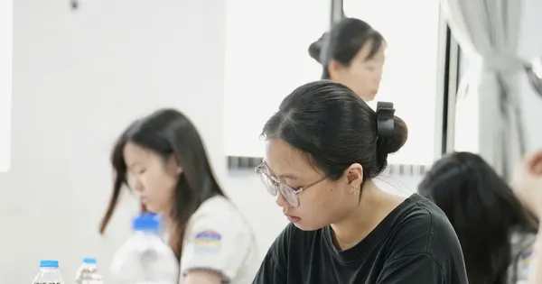 ក្រសួង​អប់រំ និង​បណ្តុះបណ្តាល៖ ក្រោយ​ការ​ប្រឡង​ថ្ងៃ​ដំបូង បេក្ខជន ១៥​នាក់ ត្រូវ​បាន​ផ្អាក​ការ​ប្រឡង