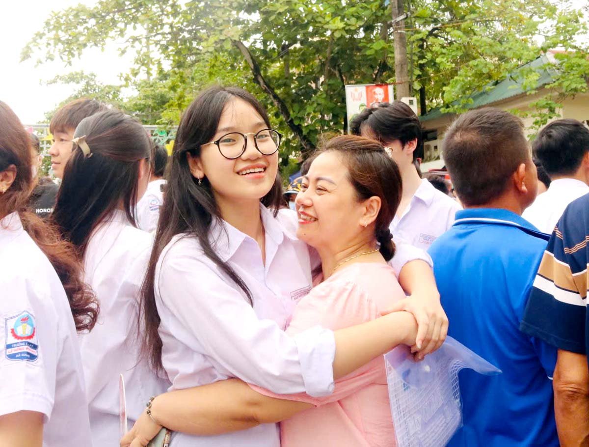 Niềm vui của phụ huynh và thí sinh sau khi kết thúc môn Ngữ văn. (ảnh: KHÁNH HUYỀN)