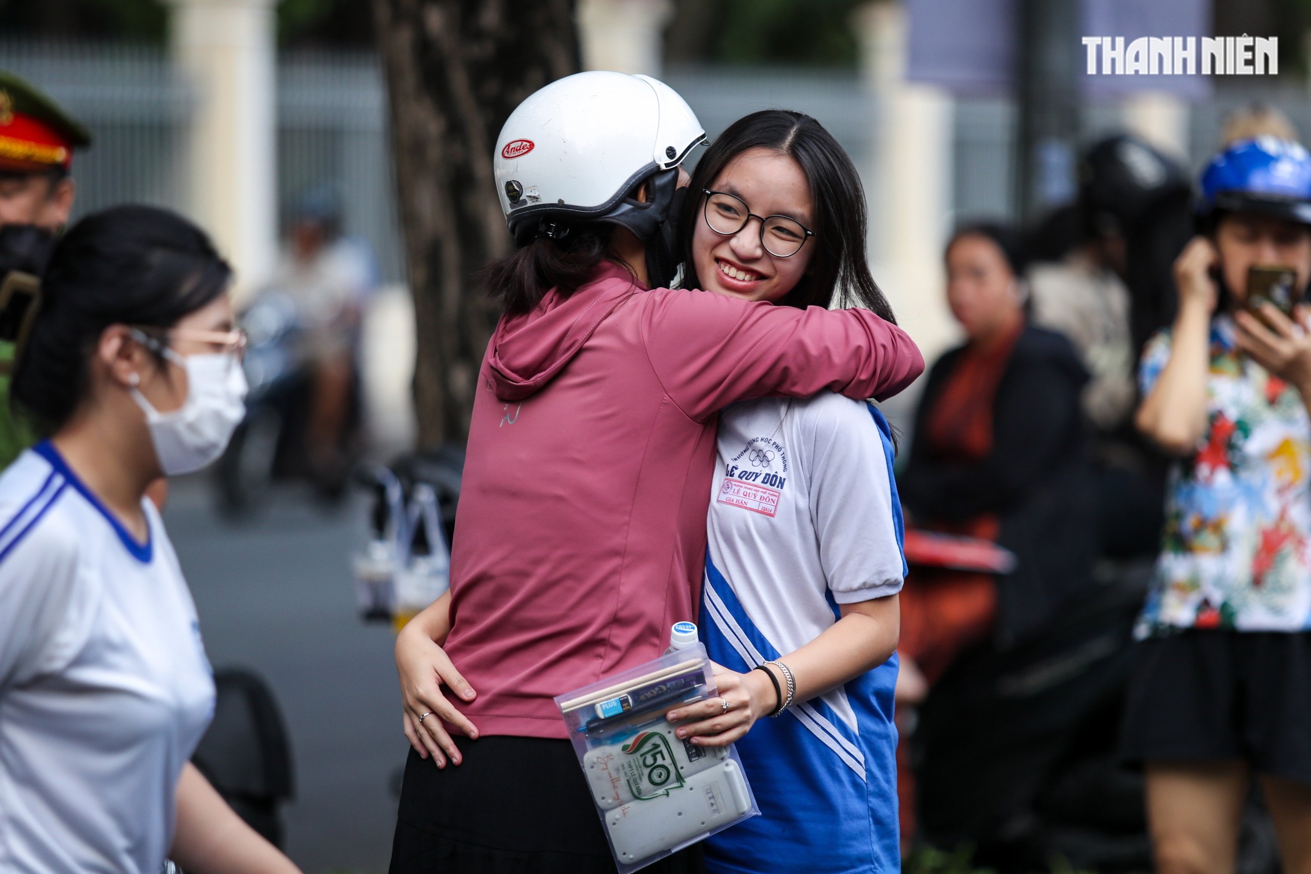 Imágenes emotivas de los candidatos en la ciudad de Ho Chi Minh en el primer día del examen de graduación de secundaria 2025 - Foto 1.