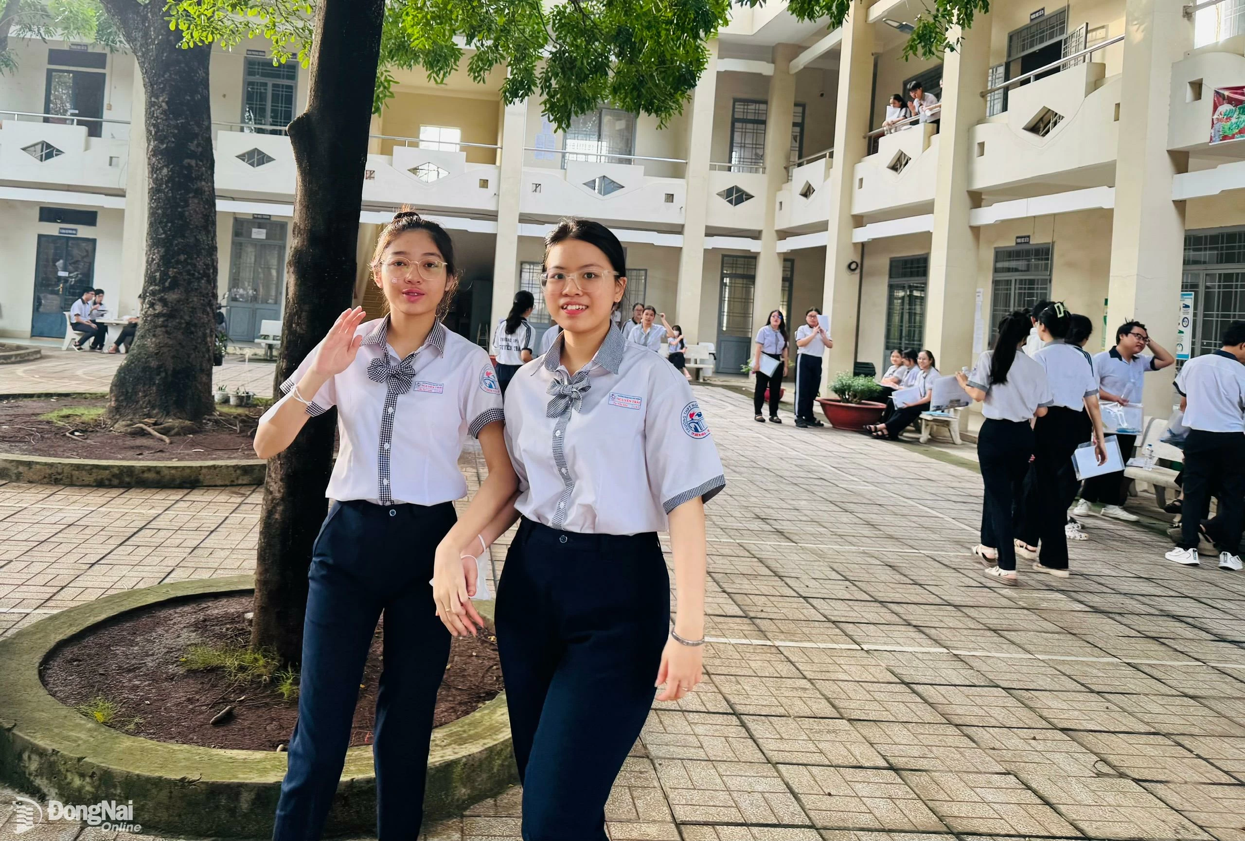 2 nữ sinh tỏ ra khá tự tin trước khi vào phòng thi. Ảnh: Hạnh Dung