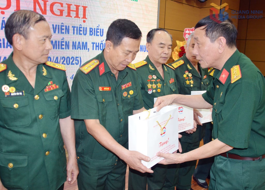 Vice Chairman of the Provincial Association of War Veterans Tran Dinh Trach presented gifts to exemplary war veteran members who overcame difficulties and rose up in April 2025.
