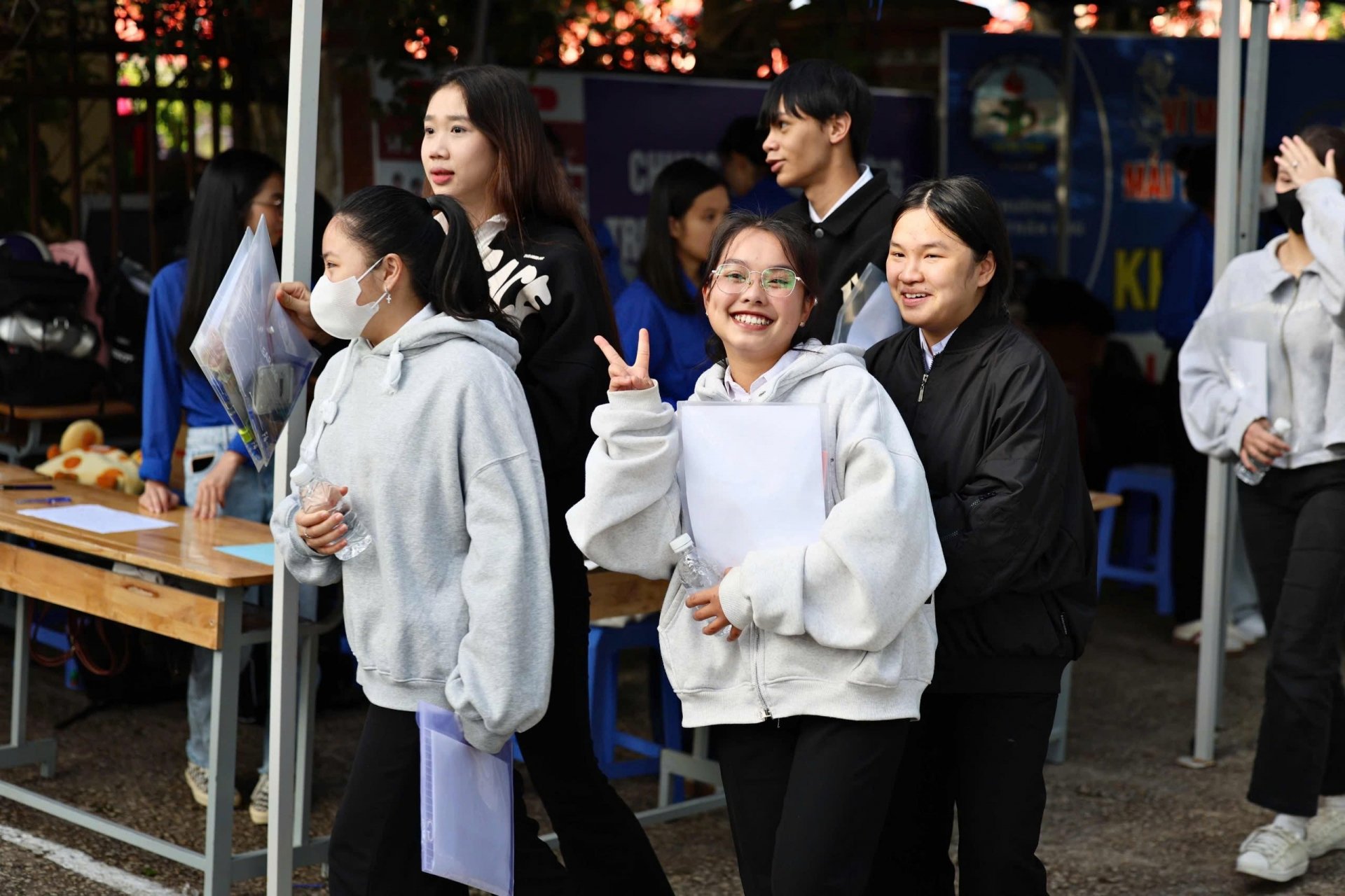 Many students always smile after finishing the Literature exam.