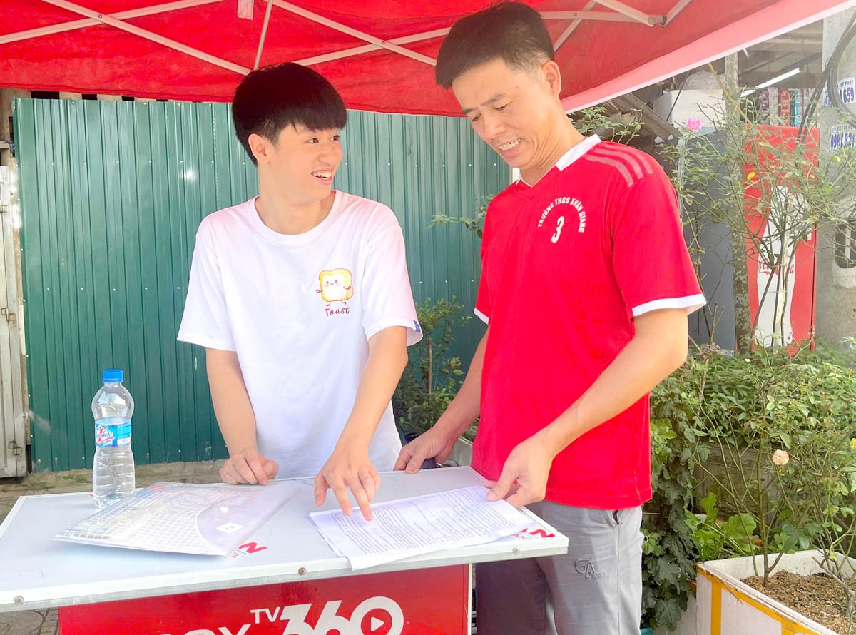 Thí sinh điểm thi Trường THPT Xuân Giang, Quang Bình phấn khởi chia sẻ với phụ huynh về bài làm (Ảnh: Hồng Nhung).