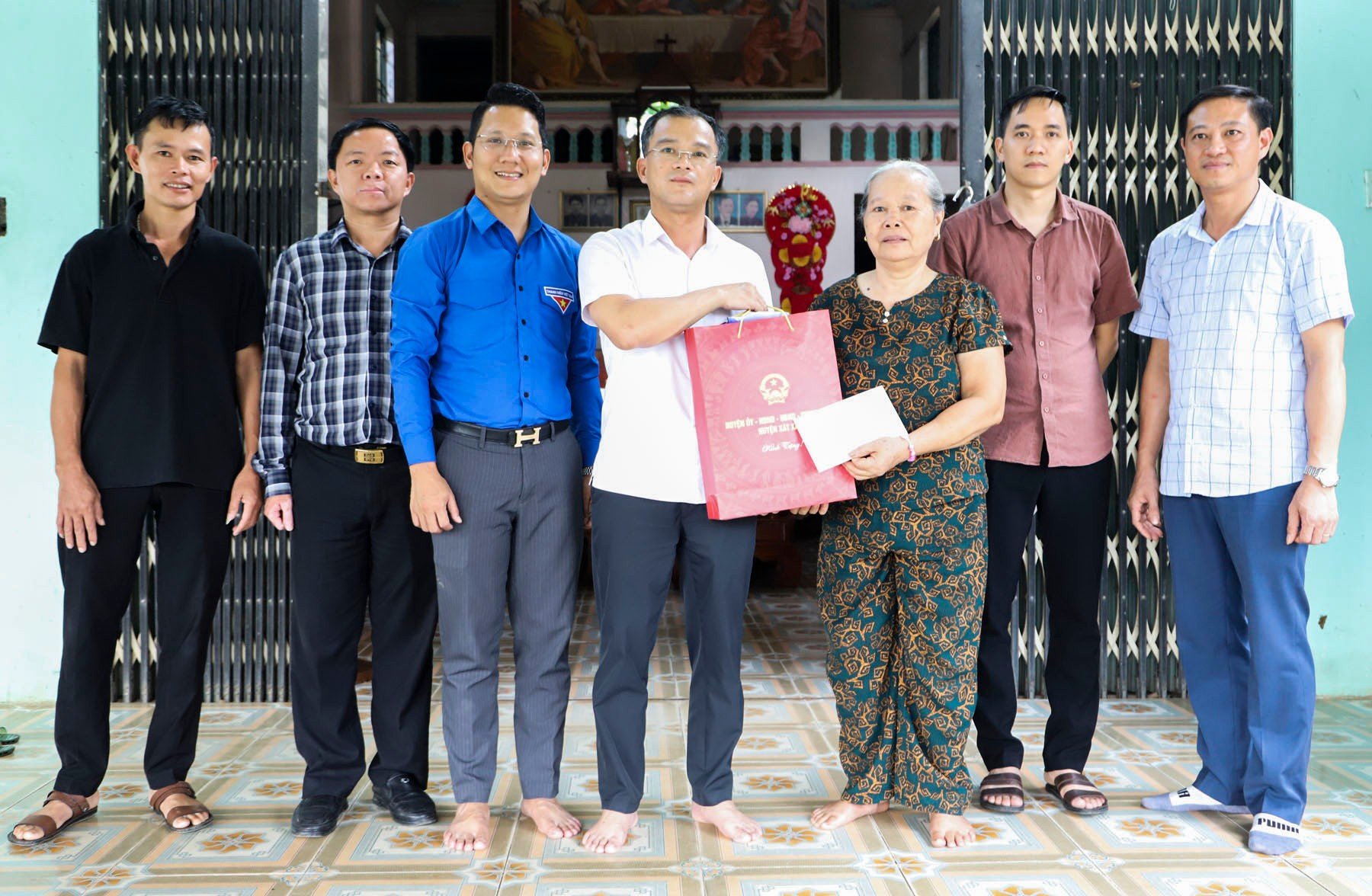 tham-hoi-tang-qua-gia-dinh-ong-nguyen-van-sinh-thon-bau-bang-xa-coc-my.jpg
