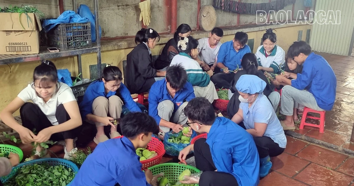 Bữa cơm ấm lòng sĩ tử