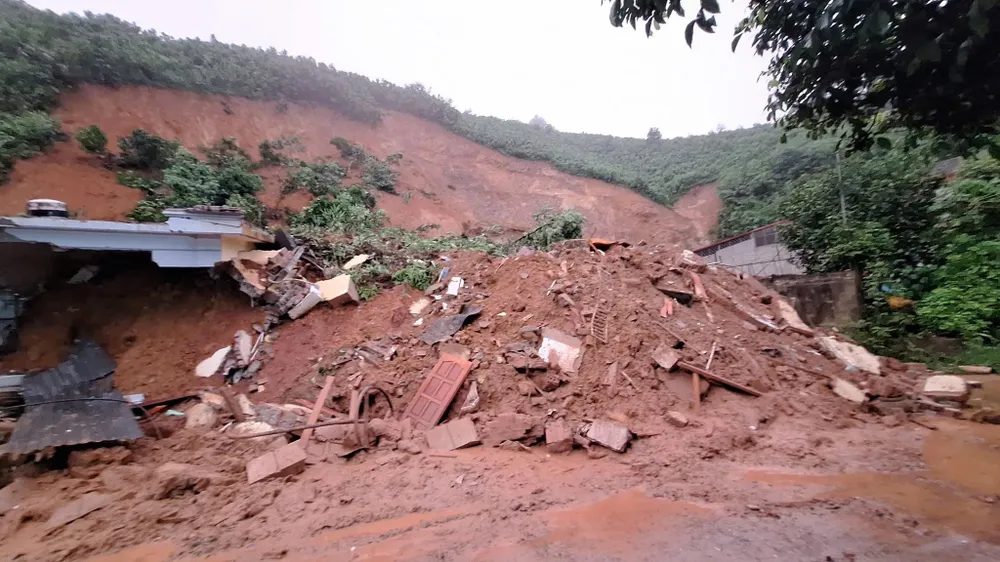 ดินถล่มทับบ้านและนักเรียนชายชั้น ม.4 เสียชีวิต ภาพ: ทิวทัศน์เยนบ๊าย