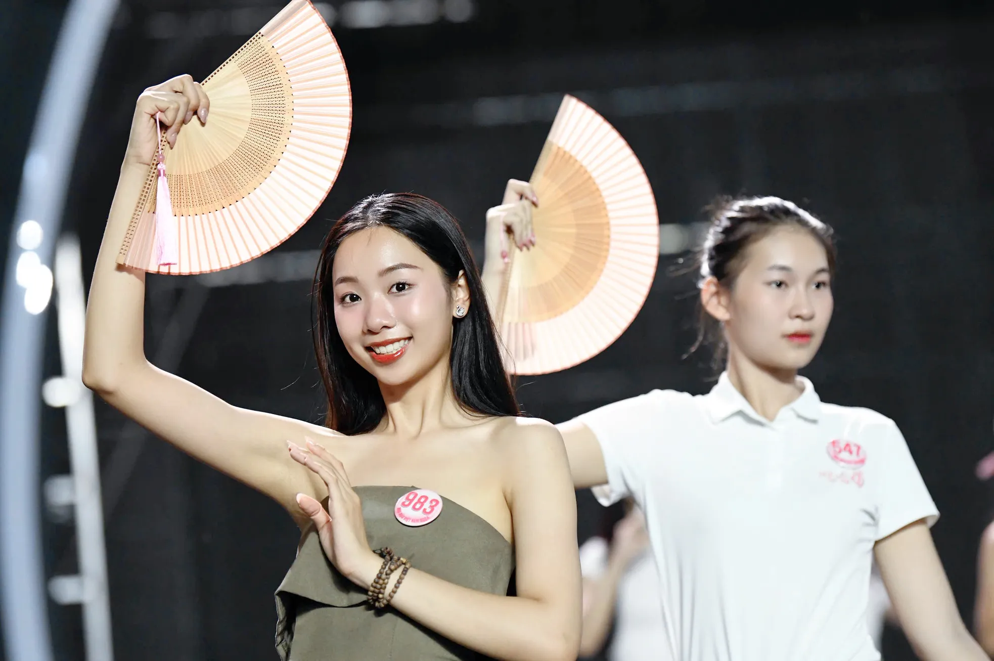 Thí sinh miệt mài tập luyện tới nửa đêm cho chung kết Hoa hậu Việt Nam - Ảnh 8.